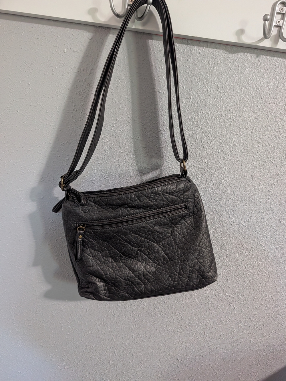 Bueno Black Quilted Crossbody Bag with Front Zip Pocket